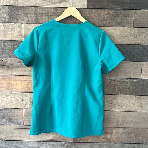 Figs Women's Casma Pocket V-Neck Short Sleeve Scrub Top in Hunter Green - Picture 5 of 7